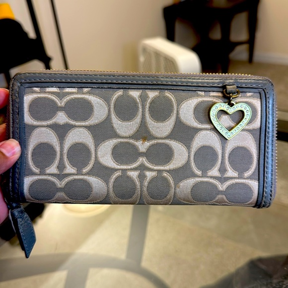 Coach Zippy Wallet - Picture 1 of 1